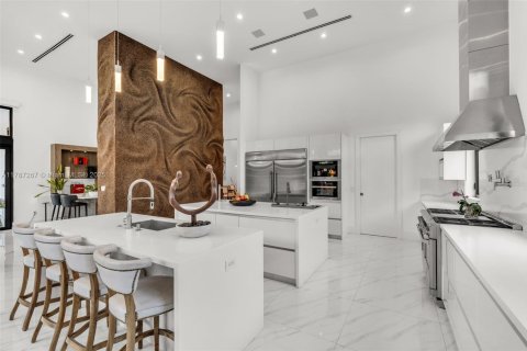 House in Miami, Florida 6 bedrooms, 568.93 sq.m. № 1731740 - photo 12