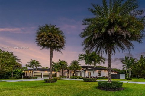 House in Miami, Florida 6 bedrooms, 568.93 sq.m. № 1731740 - photo 1