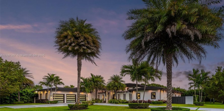 House in Miami, Florida 6 bedrooms, 568.93 sq.m. № 1731740