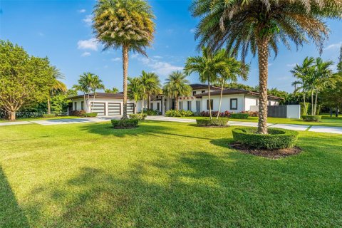 House in Miami, Florida 6 bedrooms, 568.93 sq.m. № 1731740 - photo 2