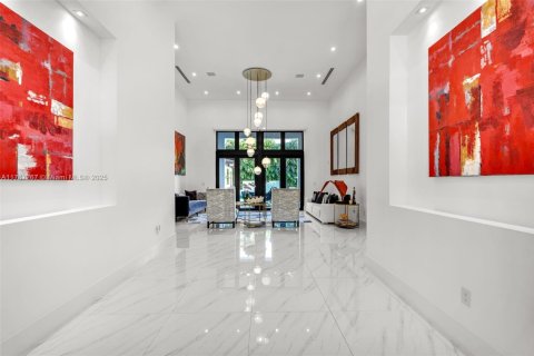 House in Miami, Florida 6 bedrooms, 568.93 sq.m. № 1731740 - photo 4