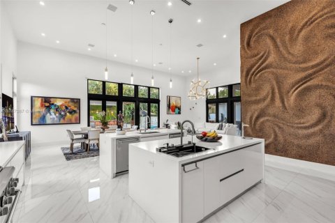 House in Miami, Florida 6 bedrooms, 568.93 sq.m. № 1731740 - photo 11