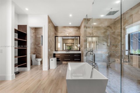 House in Miami, Florida 6 bedrooms, 568.93 sq.m. № 1731740 - photo 29