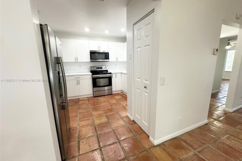 Condominio en alquiler en Miami, Florida, 2 dormitorios, 112.6 m2 № 1944037 - foto 4