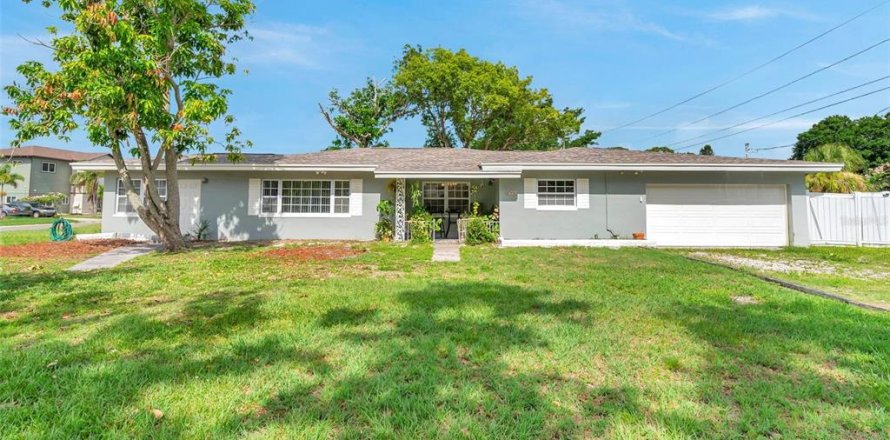 Villa ou maison à Saint Petersburg, Floride 3 chambres, 130.99 m2 № 1778466