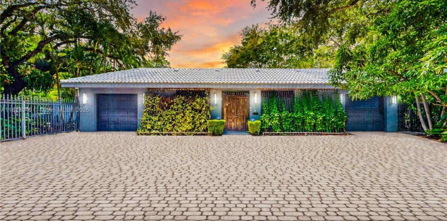Casa en Miami, Florida 4 dormitorios, 291.16 m2 № 1943413