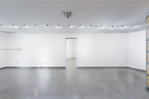 Casa en venta en Miami, Florida, 4 dormitorios, 291.16 m2 № 1943413 - foto 23