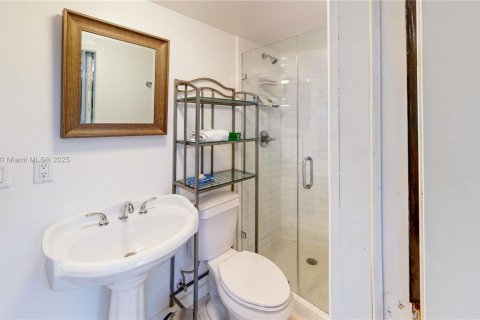 Casa en venta en Miami, Florida, 4 dormitorios, 291.16 m2 № 1943413 - foto 12