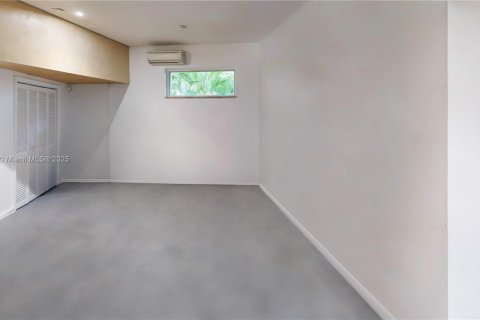 Casa en venta en Miami, Florida, 4 dormitorios, 291.16 m2 № 1943413 - foto 9