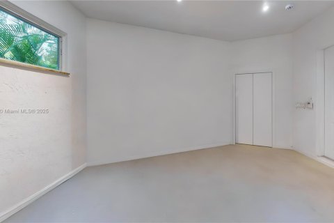 Casa en venta en Miami, Florida, 4 dormitorios, 291.16 m2 № 1943413 - foto 11