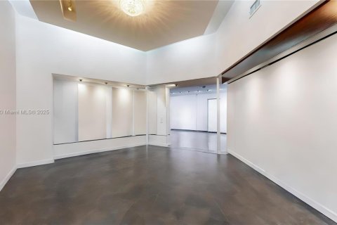 Casa en venta en Miami, Florida, 4 dormitorios, 291.16 m2 № 1943413 - foto 16