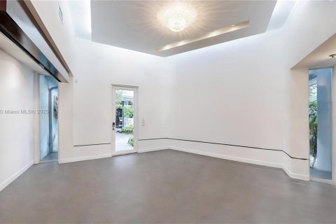 Casa en venta en Miami, Florida, 4 dormitorios, 291.16 m2 № 1943413 - foto 18