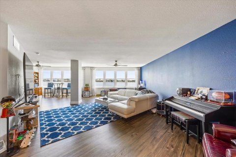 Condo in Saint Petersburg, Florida, 2 bedrooms  № 2393983 - photo 6