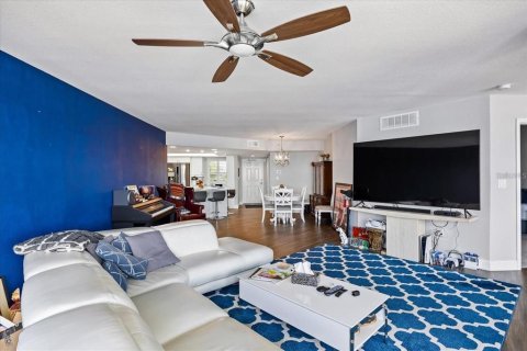 Condo in Saint Petersburg, Florida, 2 bedrooms  № 2393983 - photo 4