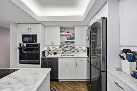 Condo in Saint Petersburg, Florida, 2 bedrooms  № 2393983 - photo 10