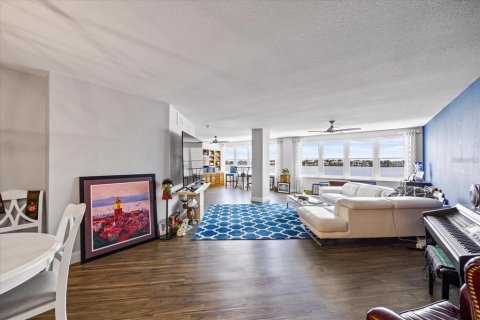 Condo in Saint Petersburg, Florida, 2 bedrooms  № 2393983 - photo 16