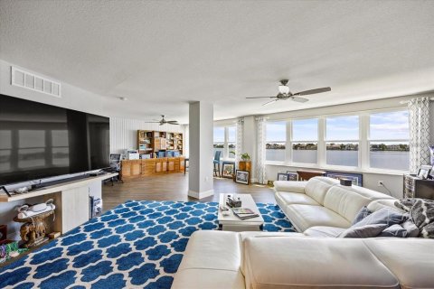 Condo in Saint Petersburg, Florida, 2 bedrooms  № 2393983 - photo 2