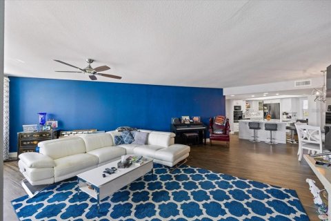 Condo in Saint Petersburg, Florida, 2 bedrooms  № 2393983 - photo 8