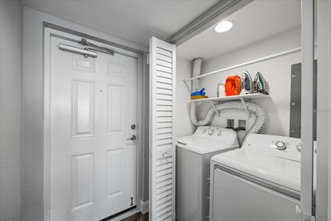 Condo in Saint Petersburg, Florida, 2 bedrooms  № 2393983 - photo 14