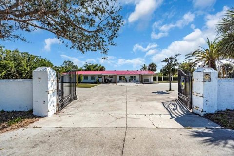 House in Englewood, Florida 15 bedrooms, 641.12 sq.m. № 1745333 - photo 1