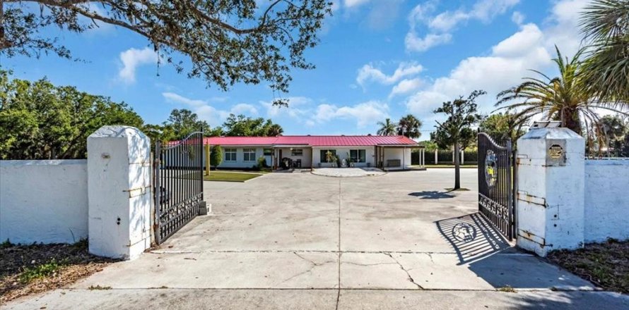 House in Englewood, Florida 15 bedrooms, 641.12 sq.m. № 1745333