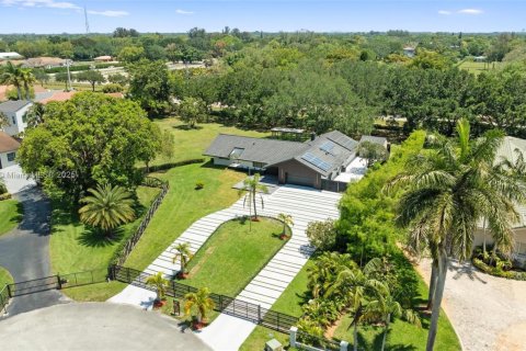House in Southwest Ranches, Florida 4 bedrooms, 222.13 sq.m. № 1641612 - photo 2