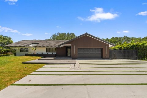 House in Southwest Ranches, Florida 4 bedrooms, 222.13 sq.m. № 1641612 - photo 1