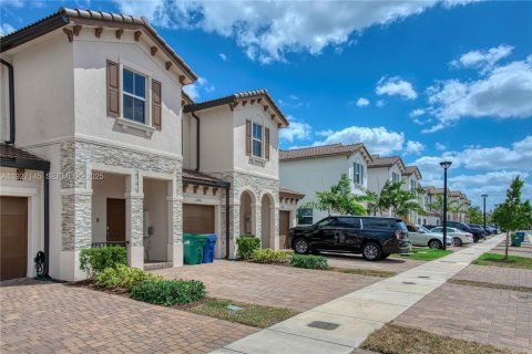 Townhouse in Miami, Florida 4 bedrooms, 169.08 sq.m. № 2076924