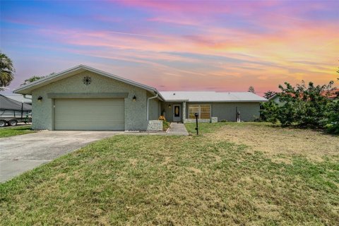 House in Punta Gorda, Florida 3 bedrooms, 165.18 sq.m. № 1800208 - photo 1