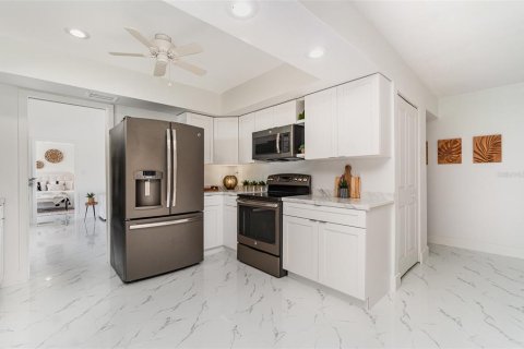 House in Punta Gorda, Florida 3 bedrooms, 165.18 sq.m. № 1800208 - photo 9