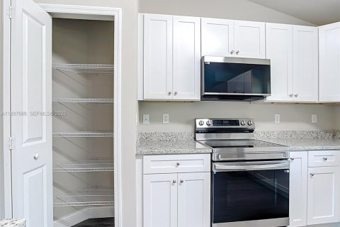 House in Port Charlotte, Florida 3 bedrooms, 134.99 sq.m. № 1942209 - photo 11