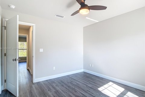 House in Port Charlotte, Florida 3 bedrooms, 134.99 sq.m. № 1942209 - photo 15