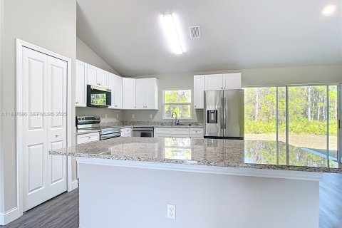 House in Port Charlotte, Florida 3 bedrooms, 134.99 sq.m. № 1942209 - photo 12