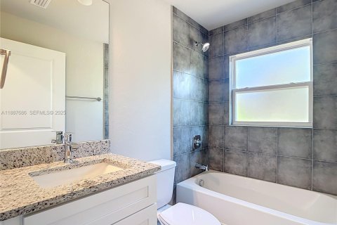 House in Port Charlotte, Florida 3 bedrooms, 134.99 sq.m. № 1942209 - photo 18