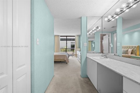Copropriété à vendre à Surfside, Floride: 2 chambres, 140.28 m2 № 1963016 - photo 16