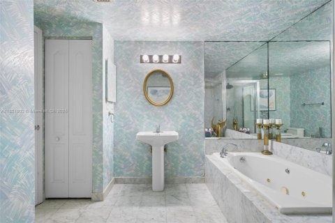 Copropriété à vendre à Surfside, Floride: 2 chambres, 140.28 m2 № 1963016 - photo 17