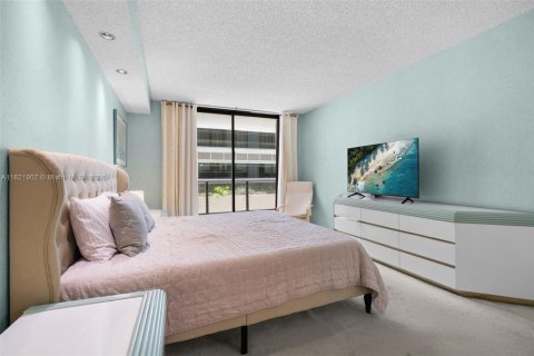 Copropriété à vendre à Surfside, Floride: 2 chambres, 140.28 m2 № 1963016 - photo 13