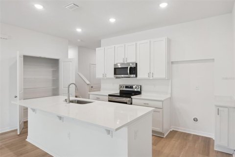 Townhouse in Eustis, Florida 3 bedrooms, 153.94 sq.m. № 2229722 - photo 4