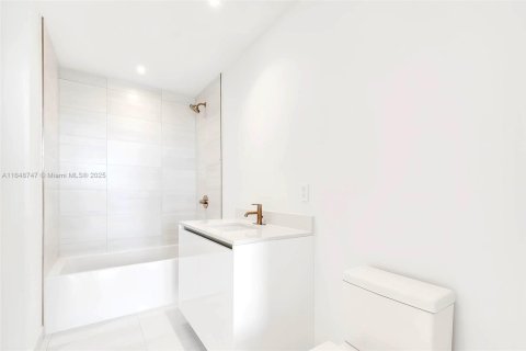 Condo in Miami, Florida, 2 bedrooms  № 1764965 - photo 13
