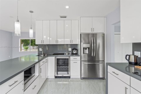 Casa en alquiler en Miami, Florida, 3 dormitorios, 144.09 m2 № 1923859 - foto 15