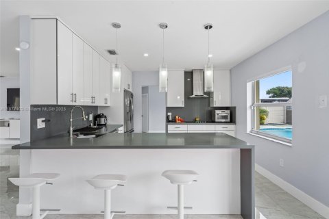 Casa en alquiler en Miami, Florida, 3 dormitorios, 144.09 m2 № 1923859 - foto 14