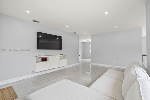 Casa en alquiler en Miami, Florida, 3 dormitorios, 144.09 m2 № 1923859 - foto 8