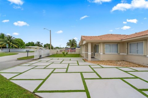 Casa en alquiler en Miami, Florida, 3 dormitorios, 144.09 m2 № 1923859 - foto 6