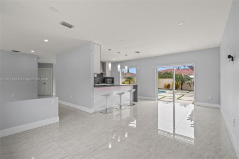 Casa en alquiler en Miami, Florida, 3 dormitorios, 144.09 m2 № 1923859 - foto 12
