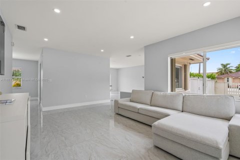 Casa en alquiler en Miami, Florida, 3 dormitorios, 144.09 m2 № 1923859 - foto 7