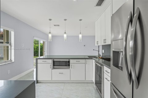 Casa en alquiler en Miami, Florida, 3 dormitorios, 144.09 m2 № 1923859 - foto 16
