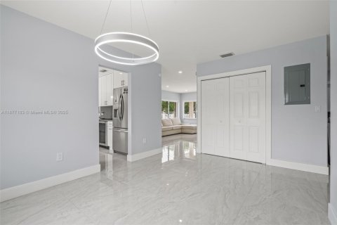 Casa en alquiler en Miami, Florida, 3 dormitorios, 144.09 m2 № 1923859 - foto 19