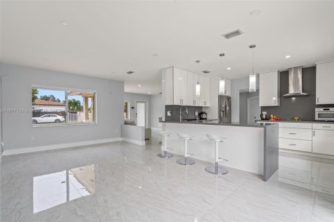 Casa en alquiler en Miami, Florida, 3 dormitorios, 144.09 m2 № 1923859 - foto 13