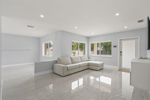 Casa en alquiler en Miami, Florida, 3 dormitorios, 144.09 m2 № 1923859 - foto 9