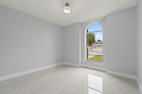 Casa en alquiler en Miami, Florida, 3 dormitorios, 144.09 m2 № 1923859 - foto 21